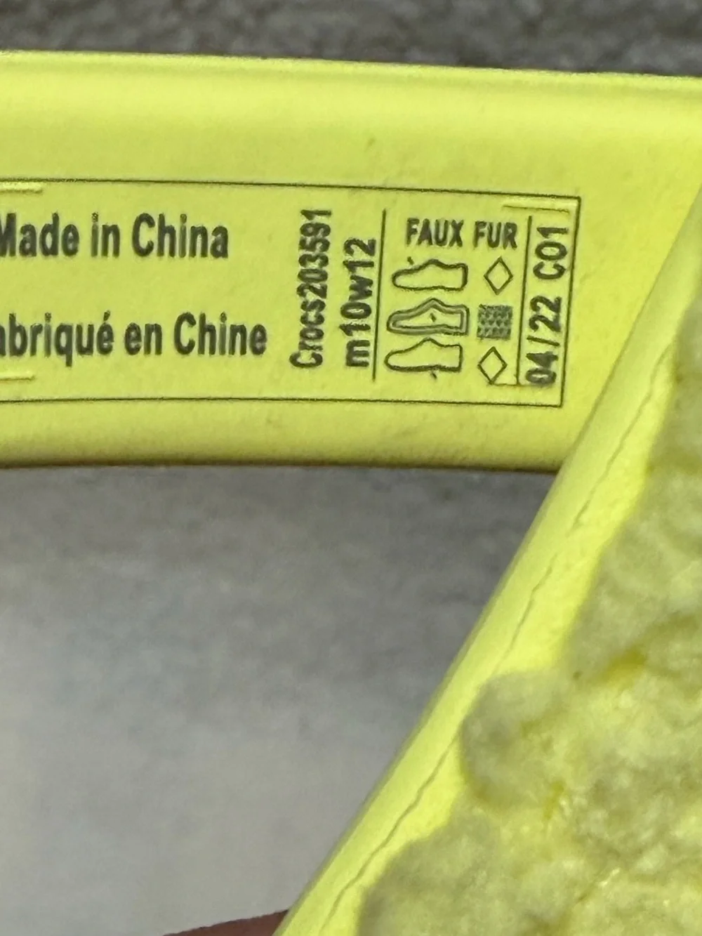 Mens Crocs Comfort Bright Yellow Faux Fur Lined Clogs Size 10 Women’s 12